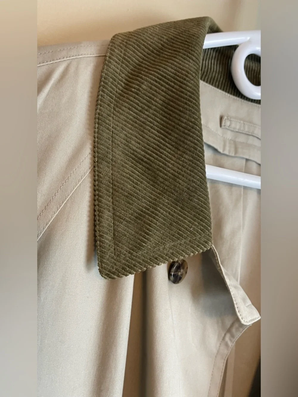 Classic Beige Trench Coat with Contrast Collar - Picture 6 of 11